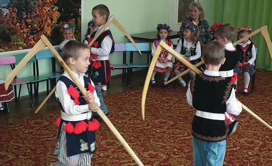 10 nr 10 (16) listopad 2013 * Polak Mały Barwy jesieni Jesień pozłociła drzewa, ociepliło się i dzieci z polskiej grupy znów mogły bawić się na podwórku swego przedszkola nr 48 przy ul.