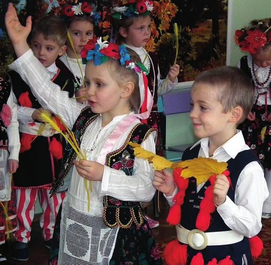 Salka przedszkola została udekorowana w tematykę jesienną: wóz pełen płodów, stworzonka, robiące zapasy na zimę i gospodarzy zadowolonych z tegorocznych plonów.