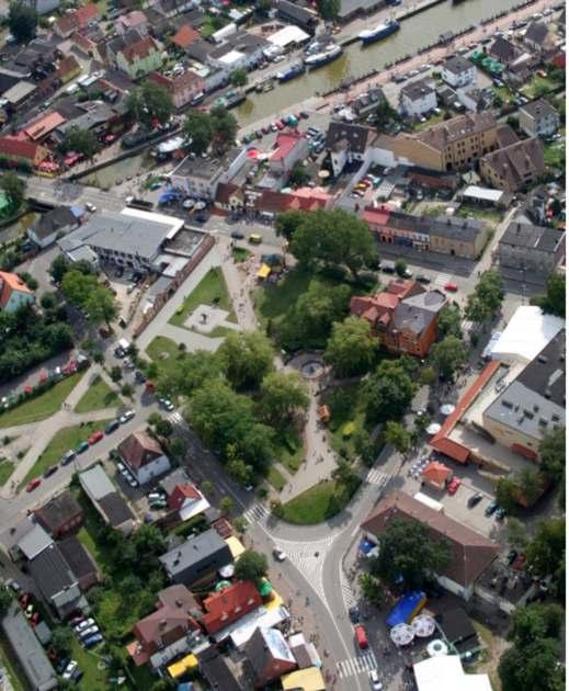 kulturowych takich jak: występy, spotkania autorskie, malarskie, warsztaty artystów, Festiwalu Pomuchla. Stałą ekspozycją Biblioteki jest wystawa: Łeba w starej fotografii.