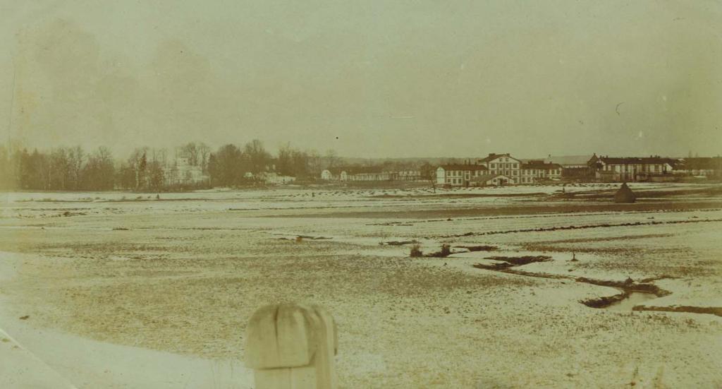 6 Styczeń luty 1914 rok. Widok na pałac Budnych, bramę wjazdową i oficynę.