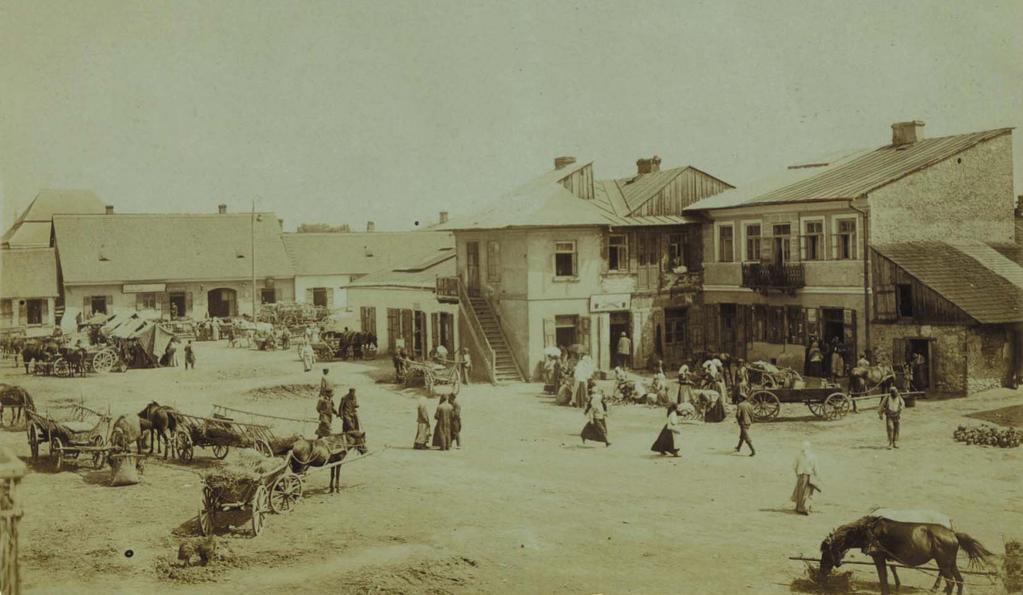 20 25 lipiec 1914 rok. Fragment rynku Rejowca. W głębi pierzeja północna.