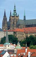 Nast pnie spacer po Starym MieÊcie: neogotycki ratusz, parlament, Hofburg zimowa rezydencja Habsburgów, pomnik Marii Teresy, Belweder. Czas wolny.
