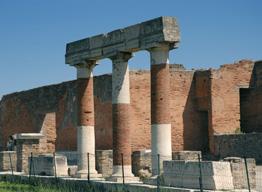 Zwiedzanie Rzymu Staro ytnego: plac Wenecki, Panteon, Forum Trajana, Kapitol, Forum Romanum, wi zienie Mamertyƒskie, uk Konstantyna oraz Koloseum i Palatyn z zewnàtrz. Czas wolny. Powrót do hotelu.