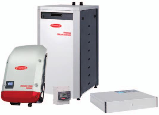 Trójfazowy falownik o mocy 5,0 kw umożliwia gromadzenie w akumulatorze nadmiaru energii wygenerowanej przez instalację fotowoltaiczną.