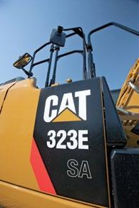 Stopnie, poręcze i barierki (ISO 2867) Stopnie na ramie gąsienic i schowku oraz rozkładane poręcze i barierki (2) na górnej platformie zapewniają operatorom bezpieczeństwo przemieszczania się.
