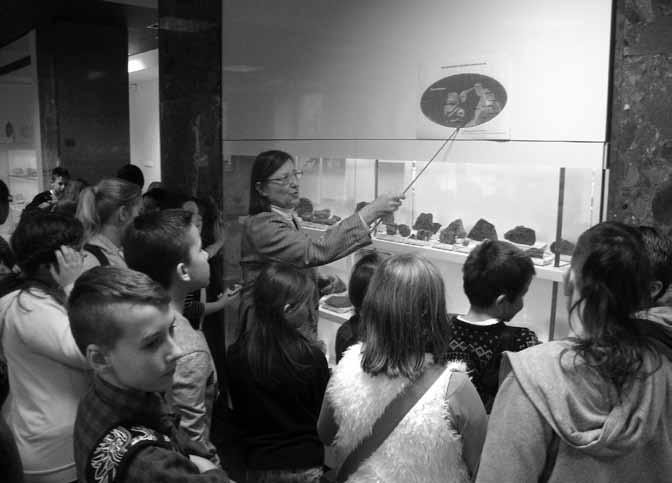 Rys. 7. Zwiedzanie Muzeum Geologicznego w Oddziale Świętokrzyskim Państwowego Instytutu Geologicznego w Kielcach (fot. K. Pabian, 2016) Fig. 7. Visit in the Geological Museum of the Holy Cross Branch of the Polish Geological Institute-National Research Institute in Kielce (fot.