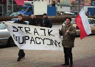 szczędząc uderzeń pałkami, zaczął ich rozpędzać.