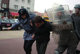 zomowcom udało się ich wyłapać, brutalnie pobić i zaciągnąć do