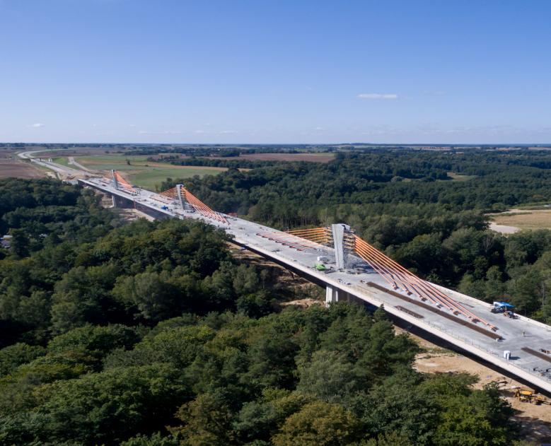 STOSOWANE TECHNOLOGIE -BETON WYSOKOWARTOŚCIOWY (BWW) Beton klasy C60/75 został użyty do