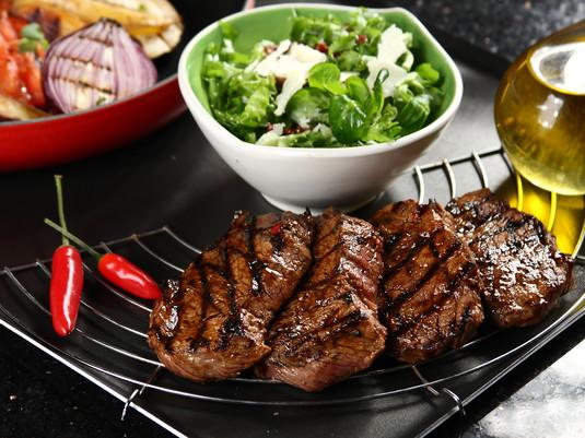 Grillowane steki z rostbefu z Tequilą 30 minut 4 osoby Średnie steki z rostbefu 4 sztuki Sos Hellmann's STEAK 4 łyżki Przyprawa do grilla Knorr 1 łyżeczka sok z 1 pomarańczy tequila 30 mililitrów