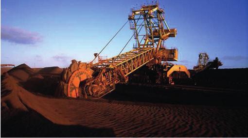 Rys. 5. Koparka kołowa i system przenośnikowy w zagłębiu Pilbara Fig. 5. Bucket Wheel Excavator operating in Pilbara region Rys. 6. Pociąg transportujący rudę Fig. 6. Pilbara train siedmiu wozów oponowych odstawczych typu Toro.