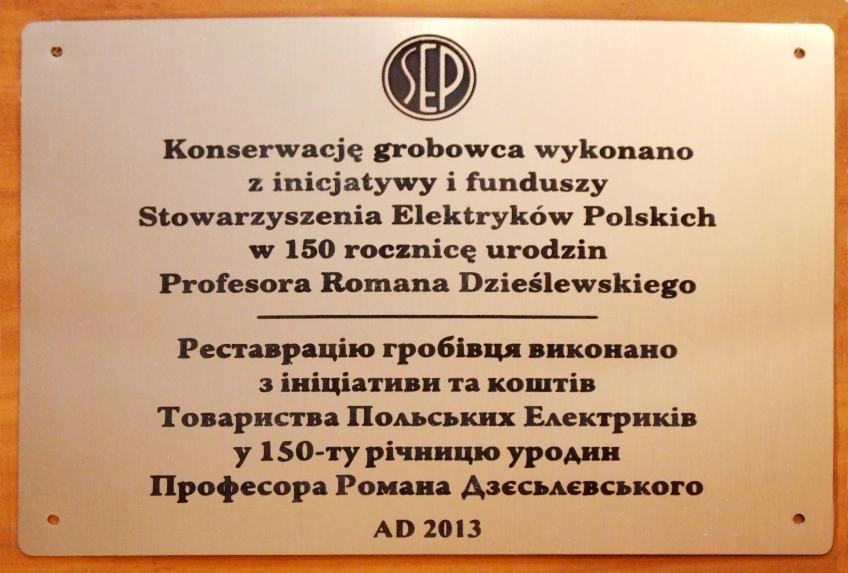 Zaglądaliśmy do pokoju obecnego Kierownika Katedry Elektrotechniki prof. Petra Stachiwa, gdzie stoi słynne biurko profesora Stanisława Fryzego, następcy prof. Romana Dzieślewskiego.