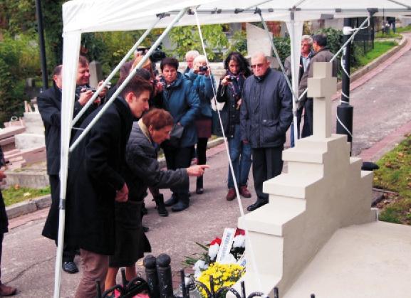 Elżbieta Gromnicka wnuczka prof. R. Dzieślewskiego z rodziną. W głębi prof. Jerzy Hickiewicz. Odnowiony grobowiec prof. R. Dzieślewskiego Wszyscy byli zauroczeni grą artystów i muzyką w spektaklu operowym Cyrulik Sewilski.