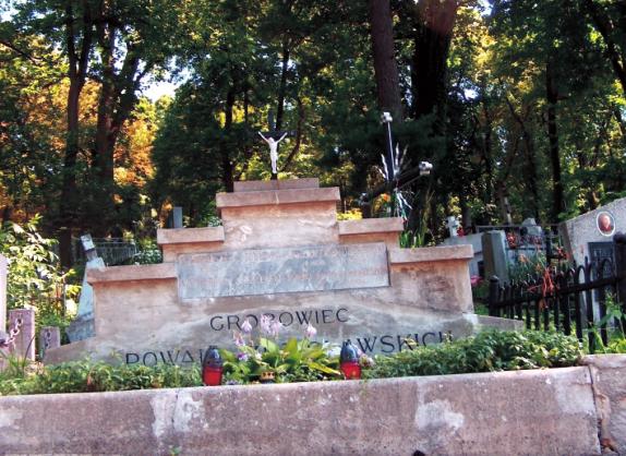 byłem na rodzinnej, turystycznej wycieczce we Lwowie. Odwiedziłem Cmentarz Łyczakowski i tam w szczególnych okolicznościach, po raz pierwszy traﬁłem na rodzinny grobowiec prof. Romana Dzieślewskiego.