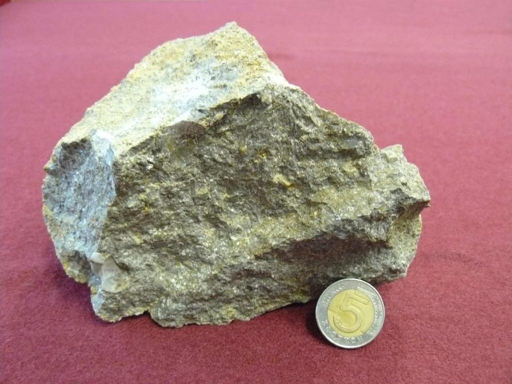 Spilitowo-keratofirowe (liparyty) i tufolawowe utwory typu Kara-Dag, wiek środkowa jura.