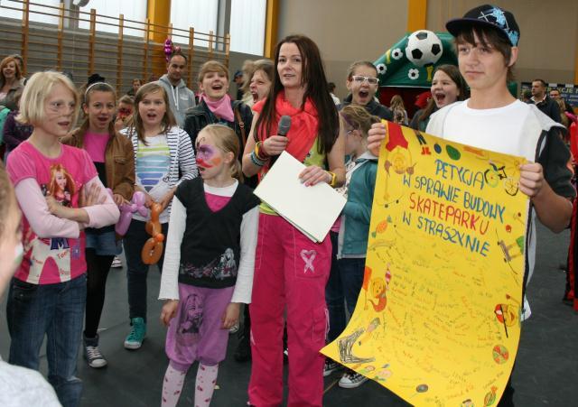 Zaproszonej na imprezę pani wójt Magdalenie Kołodziejczak dzieci wręczyły petycję w sprawie budowy SkateParku w Straszynie.