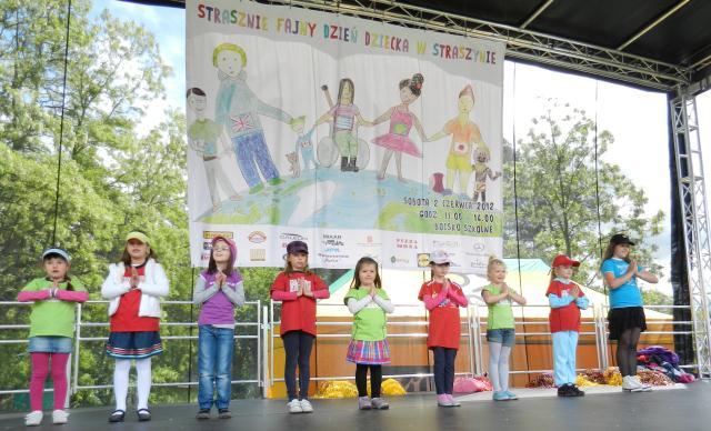 Złożenie petycji na ręce Wójt Gminy Pruszcz Gdański w sprawie budowy skateparku w Straszynie Dzieci zespołu Gabi na scenie