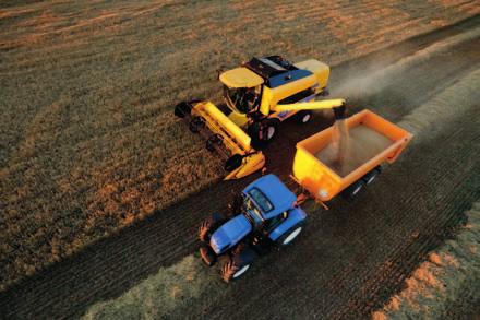 Charakterystyczna sylwetka maszyn żniwnych New Holland sprawia, że są one rozpoznawane przez niemal wszystkich polskich rolników.
