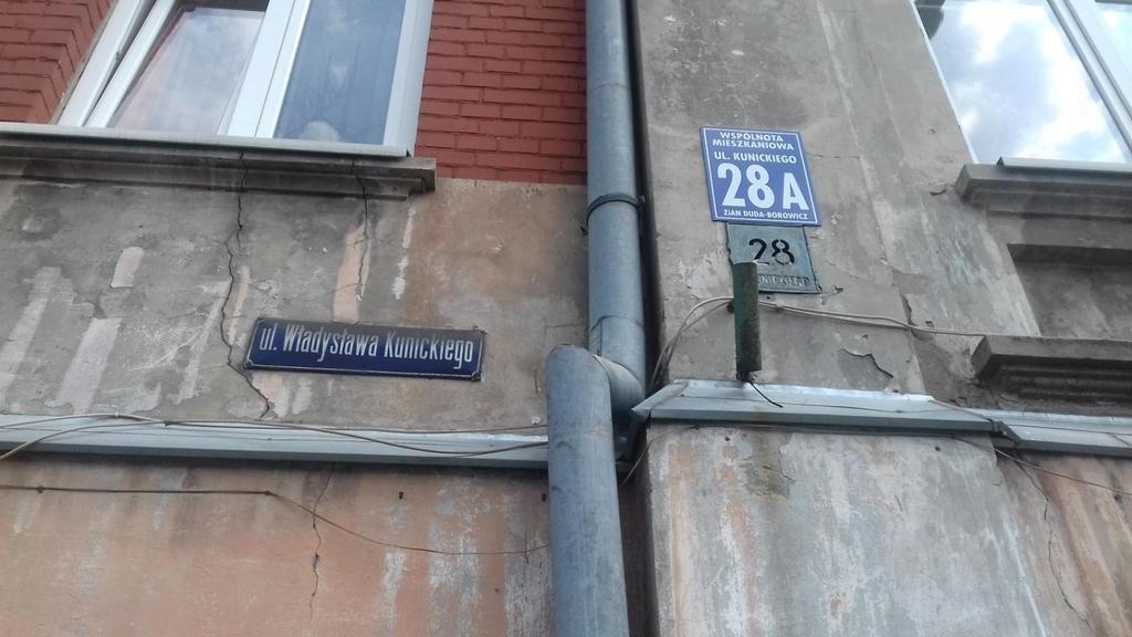 Kośminek (ul. Długa 5) 1 Tradycje przemysłu [Kośminek] Na starej mapie Bronowic z 1819 r. wrysowano dwa zakrzywione, pagórkowate tereny z objaśnieniem: Kamienna Góra, czyli miejsce Kopalni Kamiennej.
