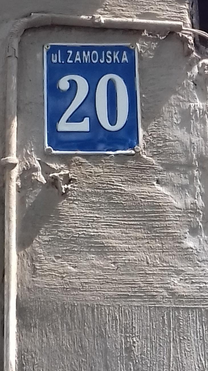 Ul. Zamojska 20 5 Na początku XX wieku powstała w tym miejscu fabryka. Co było jej specjalizacją? W budynku przy ul. Zamojskiej 20 powstałym w 1903 r.