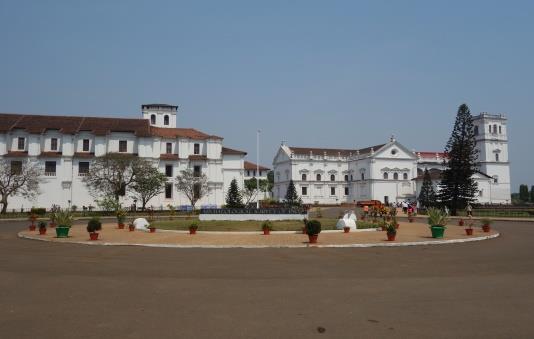 Po spotkaniu w porcie w Marmagao z lokalnym polskim przewodnikiem przejedziemy do pierwszej stolicy regionu miasta Old Goa, ze wspaniale zachowaną architekturą z czasów kolonialnych wpisaną na listę