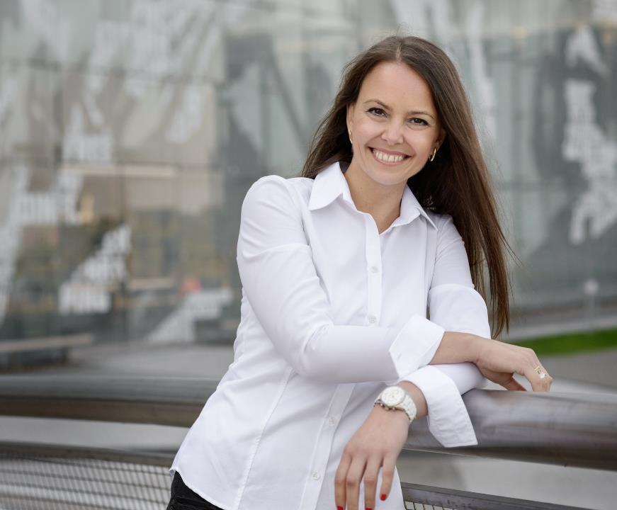 dr Adrianna Lewandowska, MBA Doradza w zakresie strategii i rozwoju biznesu rodzinnego, tworzenia efektywnych modeli biznesowych.
