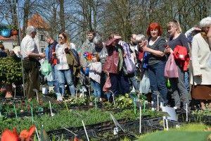 ogrodów czy sadów, jak również działkowiczów, posiadaczy przydomowych ogródków, a nawet właścicieli skrzynek balkonowych.