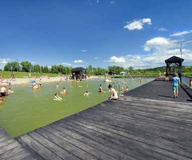 Obiekt posiada nowoczesne pochylnie do wodowania. Urządzono również plażę, plac zabaw dla dzieci, boisko plażowe, szatnię i wypożyczalnię sprzętu wodnego. Jest też parking dla 40.