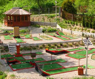 Minigolf Park w Krynicy-Zdroju, fot. P. Kurnyta-Ciapała ŚLIZGAWKI, MINIGOLF, GOKARTY Zaledwie pół godziny spacerem od Hotelu Wysoka przy trasie do Tylicza znajduje się kopiec Kazimierza Pułaskiego w Krynicy (około 2,5 km).