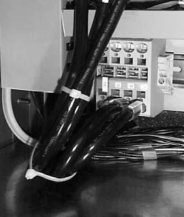 3 6 Instalacja Zasilanie elektryczne UWAGA: Zasilanie topielnika musi być podłączone na stałe. UWAGA: W topielnikach z filtrem prądu zasilającego zaciski zasilania znajdują się w obudowie filtra.