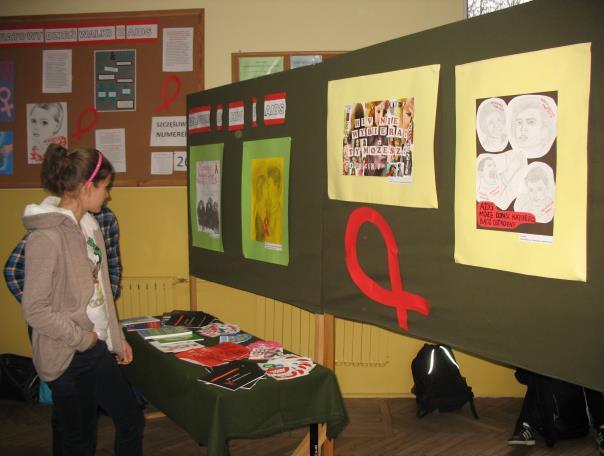 Punktem kulminacyjnym programu dla każdej szkoły była organizacja obchodów Światowego Dnia AIDS w dniu 1 grudnia. Na każdym spotkaniu w PSSE w Piotrkowie Tryb.
