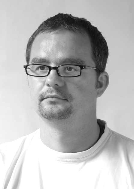 Uończył Wydział Eletronii i Techni Informacyjnych Politechnii Warszawsiej w 2000 r.