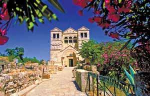 Dwanaście kopuł tego zbudowanego w stylu bizantyjskim kościoła symbolizuje 12 narodów, które sfinansowały jego budowę.