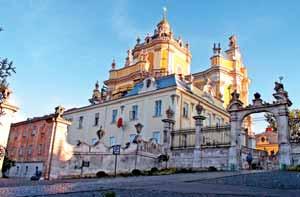 Przejazd do Poczajowa jednego z najbardziej znanych ośrodków religijnych Ukrainy z cudownym obrazem MB Poczajowskiej, odciskami stóp MB oraz szczątkami św. Hioba.