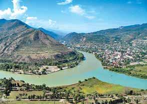 Kontynuacja wycieczki do królewskiego Sighnaghi małego miasteczka usytuowanego na szczycie wzniesienia, z którego rozciąga się piękny widok na dolinę rzeki Alazani oraz kaukaskie szczyty.