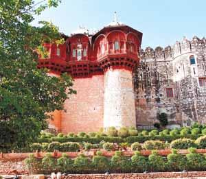 Proporcje budowli zadziwiają prostotą. Jest to jedna z najsłynniejszych budowli świata, wzniesiona w latach 1631-1648 na zlecenie Szahdżahana, to grobowiec jego ukochanej żony, Mumtaz Mahal.