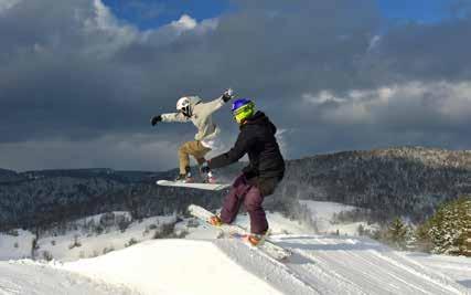 SNOW PARKI Miłośnicy sportów ekstremalnych w mogą w Wierchomli poskakać na wielkiej dmuchanej poduszce AirPad o wymiarach 12x9 m. Można na niej trenować skoki na nartach i snowboardzie.