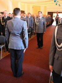 stojącego w oknie mieszkania mężczyznę, który krzyczał że wyskoczy przez okno. Po dostaniu się do środka, policjantom udało się chwycić desperata i wciągnąć do mieszkania. mł. asp.