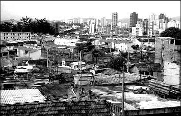 Brazylia: między wiarą a religią 73 Favela w São Paulo (fot. archiwum autora) czy Rio Grande do Sul, wynosiła ok. 4 tys.