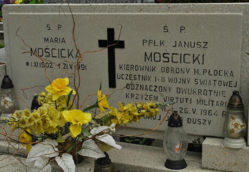 Podjął pracę w Państwowych Zakładach Przemysłu Dziewiarskiego Nr 3 jako szef finansowy. Pracował tam do 1 lipca 1949 r.