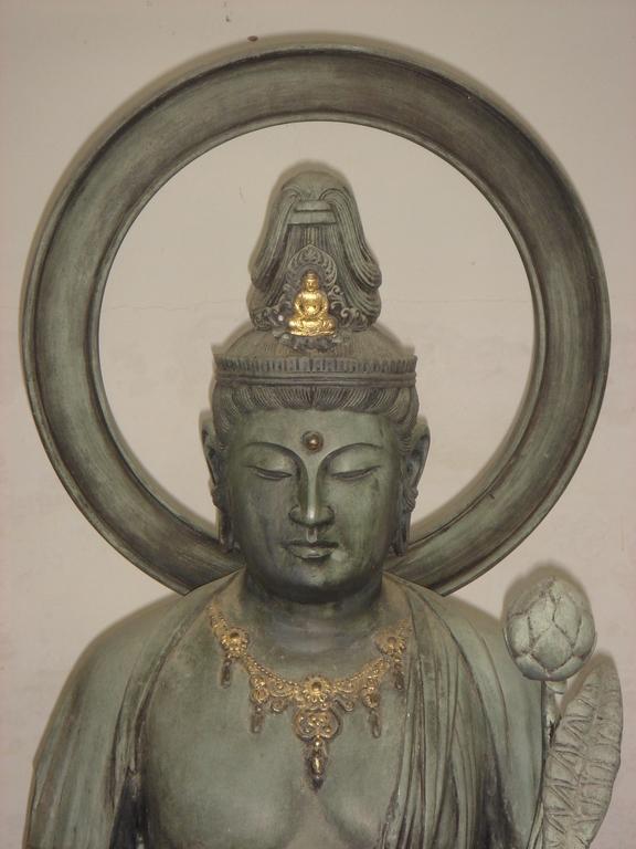 Figura Sho Kannon w klasztorze Eigen-ji. Jest to pierwotna forma Kannon z kwiatem lotosu w dłoni. W koronie znajduje się Amida, którego aktywną emanacją jest Kannon.