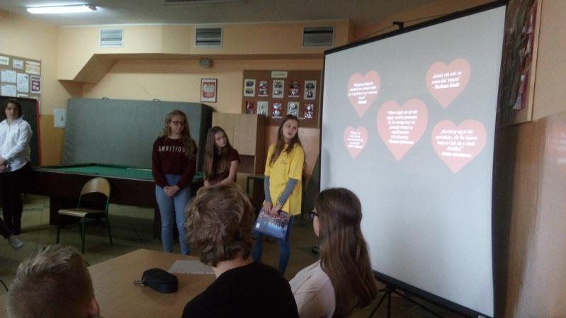 Gazetka Gimnazjum Świętego Wojciecha w Makowie - 4 - Zajęcia we wtorek rozpoczęły się tańcami.