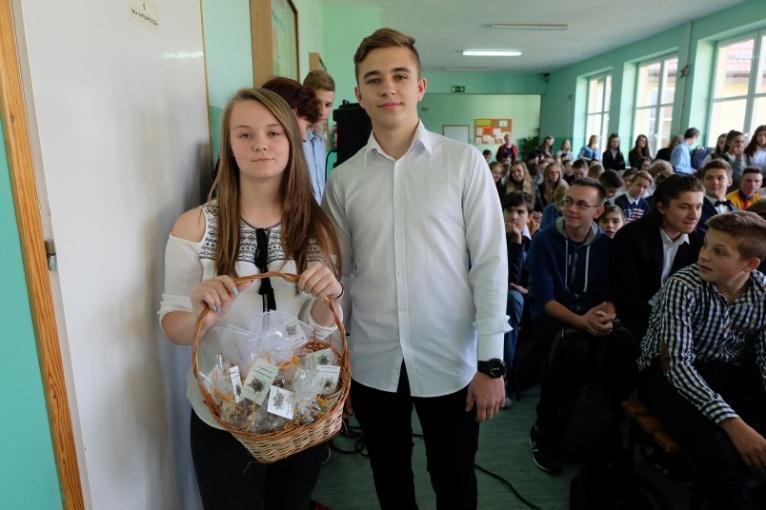 Wzięli w niej udział uczniowie, nauczyciele, pracownicy szkoły oraz zaproszeni goście.