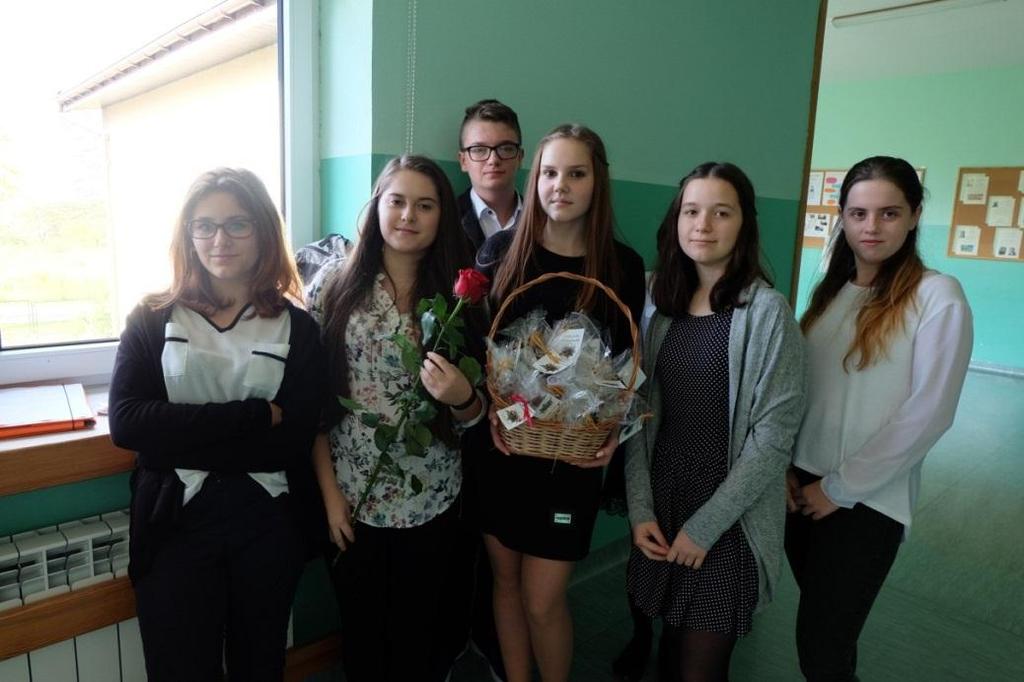 Następnie obejrzeliśmy ciekawy program artystyczny przygotowany przez uczniów, którzy śpiewem, wierszem i żartem wyrazili swoje podziękowania