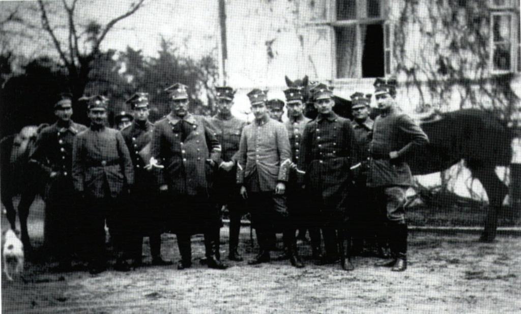 Sztab dowództwa frontu północnego w Kcyni. Czwarty od lewej ppłk Kazimierz Grudzielski.