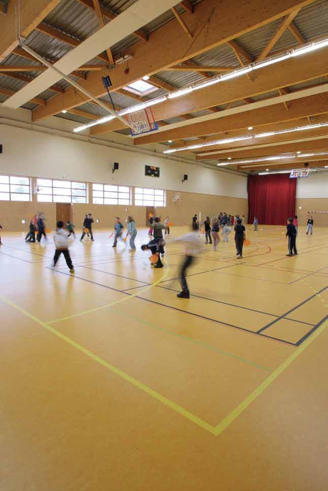 ROZWIĄZANIA WG ZASTOSOWANIA Wyposażenie szkół Podłogi sportowe w szkołach pomagają kształtować rozwój fizyczny dzieci począwszy od tych, które dopiero uczą się grać, po te, które często angażują się