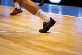 ROZWIĄZANIA WG ZASTOSOWANIA rozwiązania 3 klasyfikacje nawierzchni sportowych NAWIERZCHNIA SPORTOWA TARKETT Podłoga punktowo elastyczna Nawierzchnia uginająca się tylko w punkcie działania siły