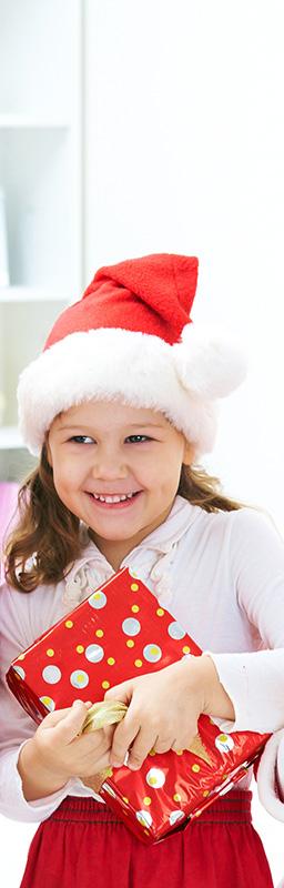 GIFT 3 - CHRISTMAS GIFT TAGS Zachęć dzieci, by pomogły swoim rodzicom udekorować świąteczne prezenty dla swojej bliskiej rodziny.
