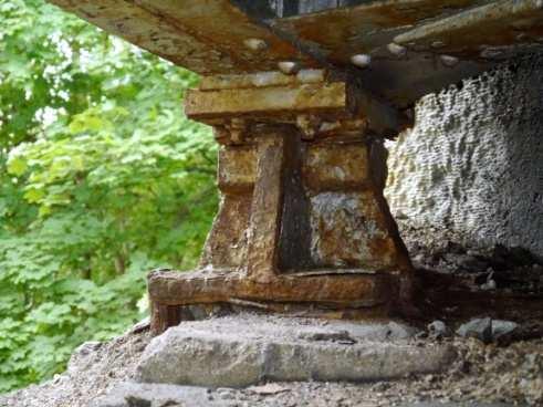 obiektem ruchu samochodowego. Rys. 11. Korozja łożysk pod belką skrajną Interesującym jest również stan łożysk.