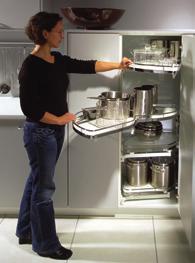 Półki LE MANS HIGHBOARD (Arena Plus) Obciążenie 1 półki 20 kg, wymagana głębokość szafki 500 mm, wykończone antypoślizgową powierzchnią RutschStopp, białe lub jasnoszare dno półki, hamulce jako opcja